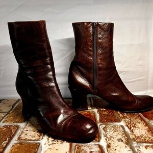 Elegant Vintage Anne Klein Brown Leather Ankle Boots